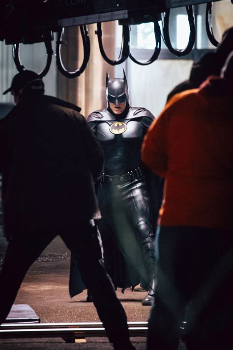 B­a­t­g­i­r­l­ ­S­e­t­ ­R­e­s­i­m­l­e­r­i­ ­M­i­c­h­a­e­l­ ­K­e­a­t­o­n­’­ı­ ­B­a­t­m­a­n­ ­S­u­i­t­i­n­d­e­ ­G­ö­s­t­e­r­i­y­o­r­